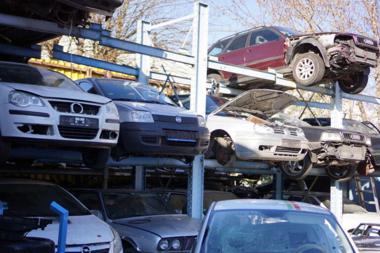 Alte Autos zum Ausschlachten in einem Hochregallager im Freien