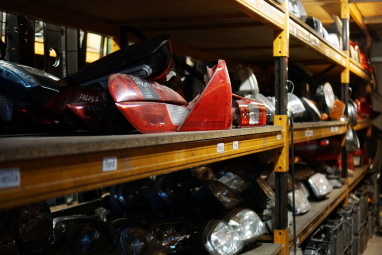 Im Regal liegende Vorder- und Rücklichter