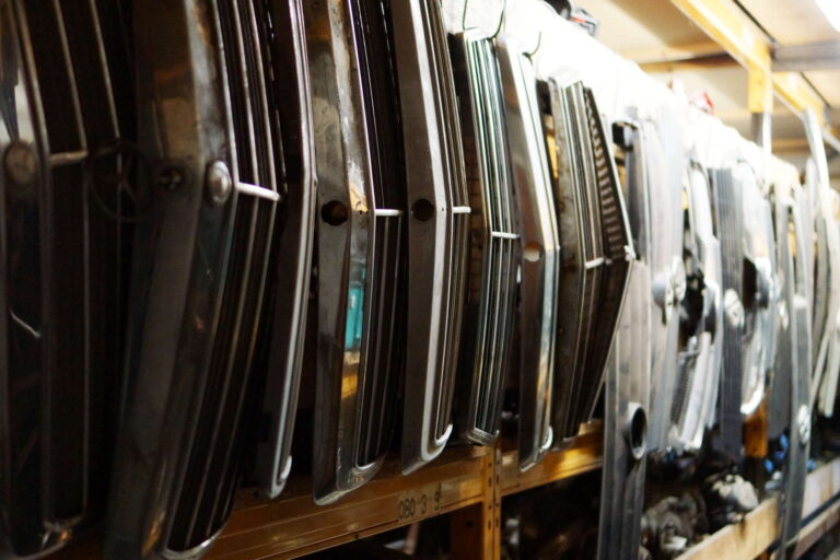 Im Regal hängende Kühlergrille verschiedener Marken