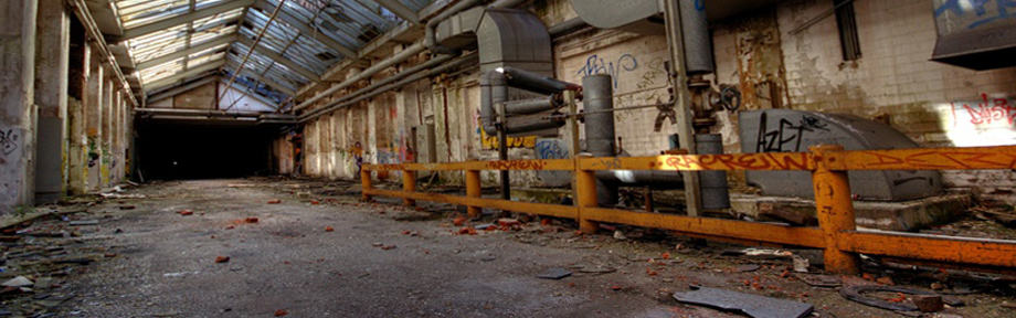 Industriehalle mit Metallapparturen Abbruchreife Industriehalle mit allerlei Metallapparturen