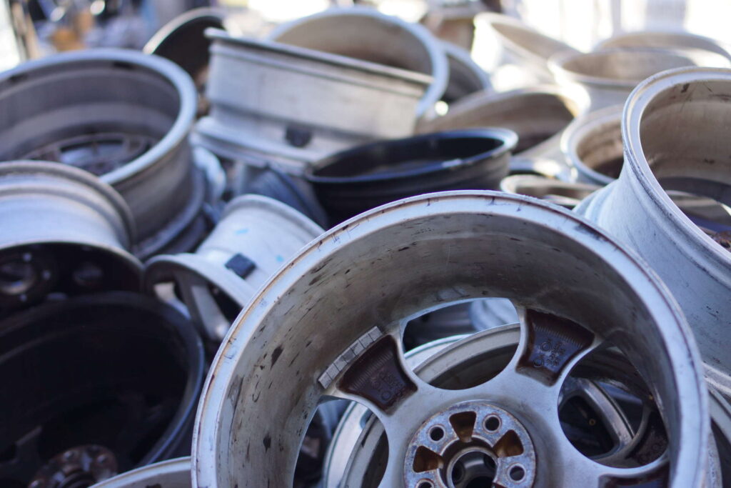 Verschiedene Felgen in einem Container