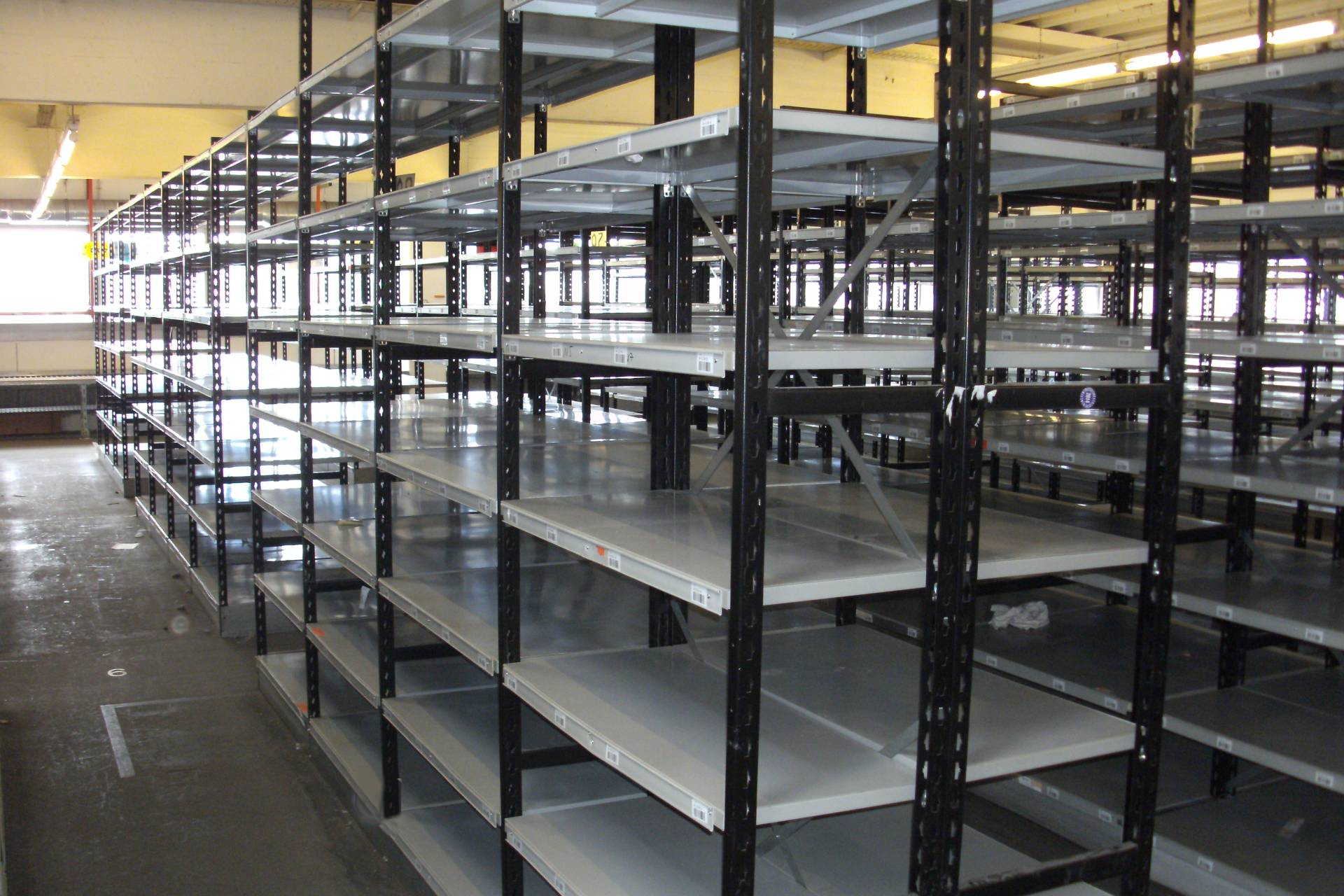 Leeres Industrieregal mit 5 Ebenen