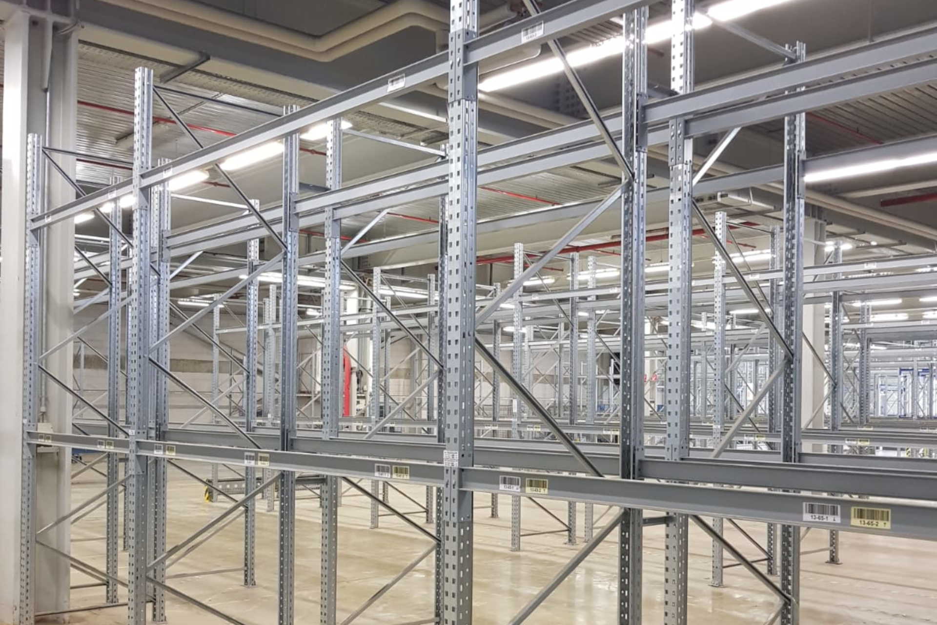 Leeres Industrieregal mehrere Ebenen