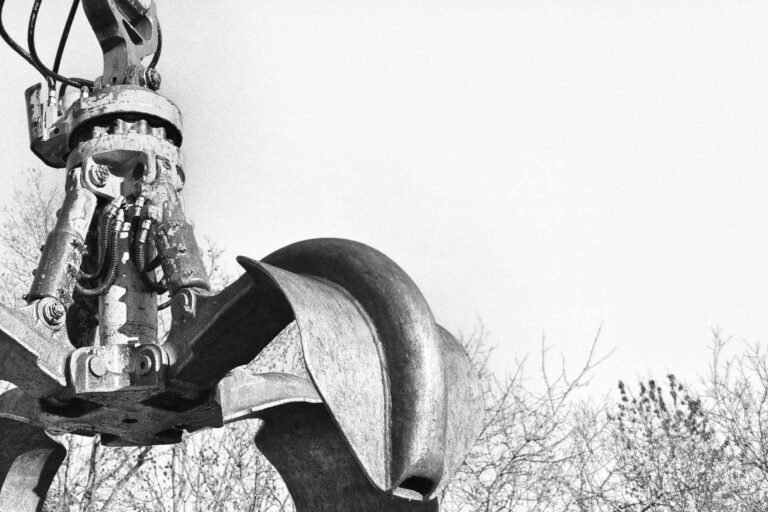 Greifarm eines Krans in schwarz-weiss