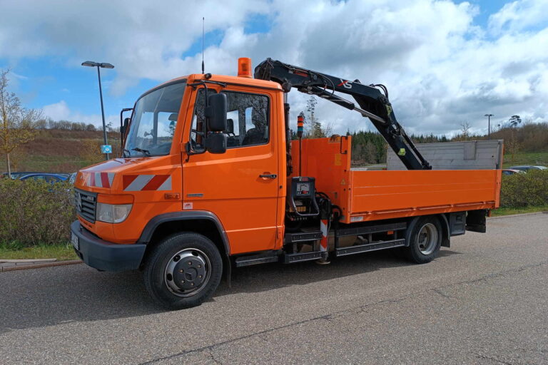 Transporte LKW orange Orangefarbener LKW